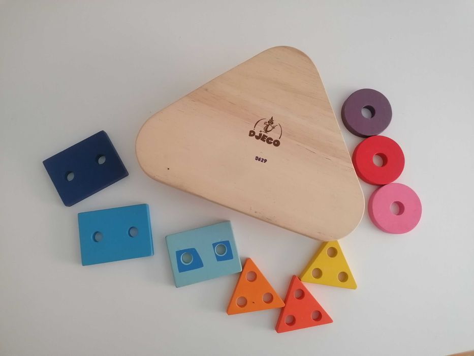 Jogo infantil de ajuste de formas, em madeira, da Djeco
