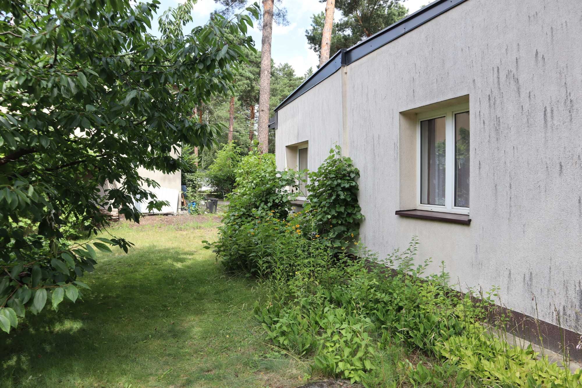 Nieruchomość z domem i 4 garażami na działce o powierzchni 1246 m2