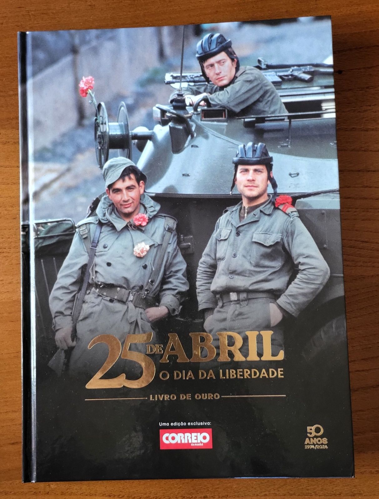 Livro comemorativo 25 de abril