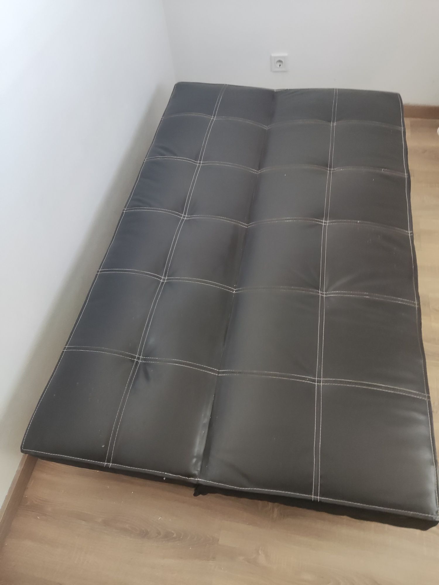 Sofá cama em napa