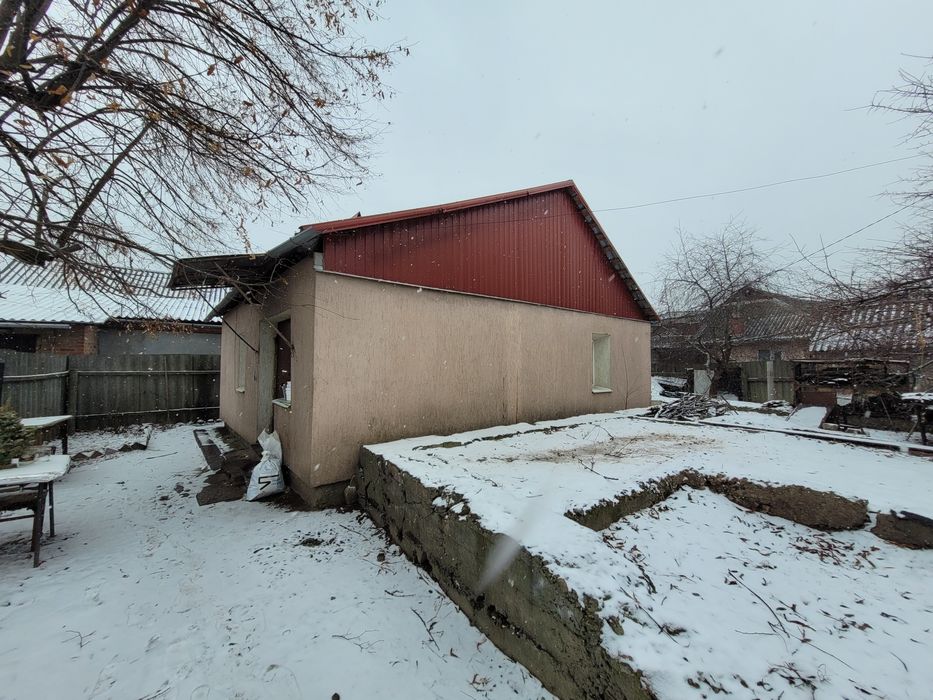 Продам небольшой дом,участок 6 соток,центр Песочина,пер.Шевченко