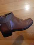 Botas castanhas.
