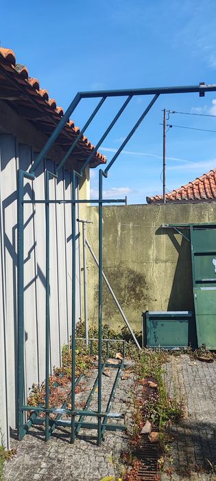 Portão de correr  e  grades em chapa - ferro galvanizado