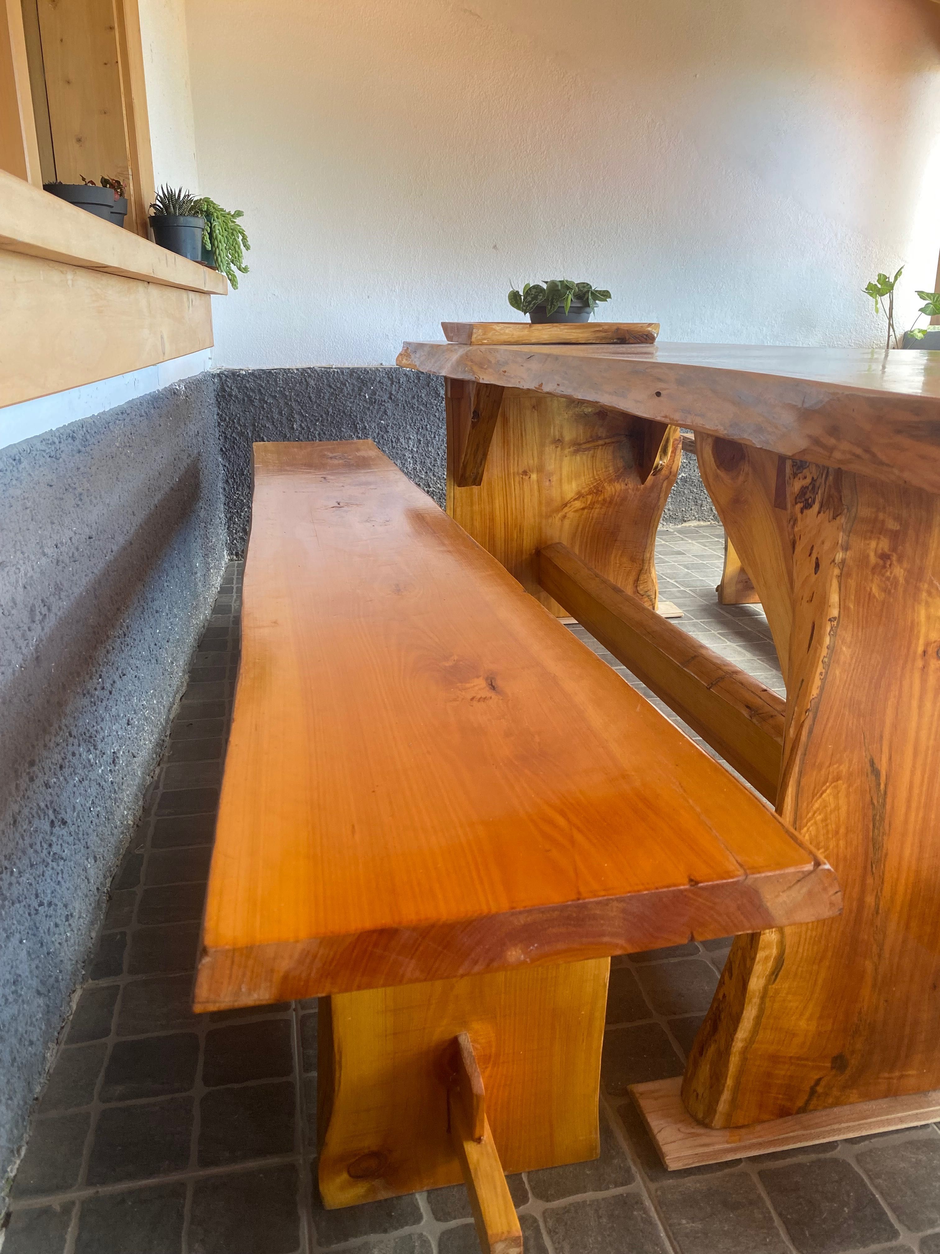 Mesa de cedro com bancos