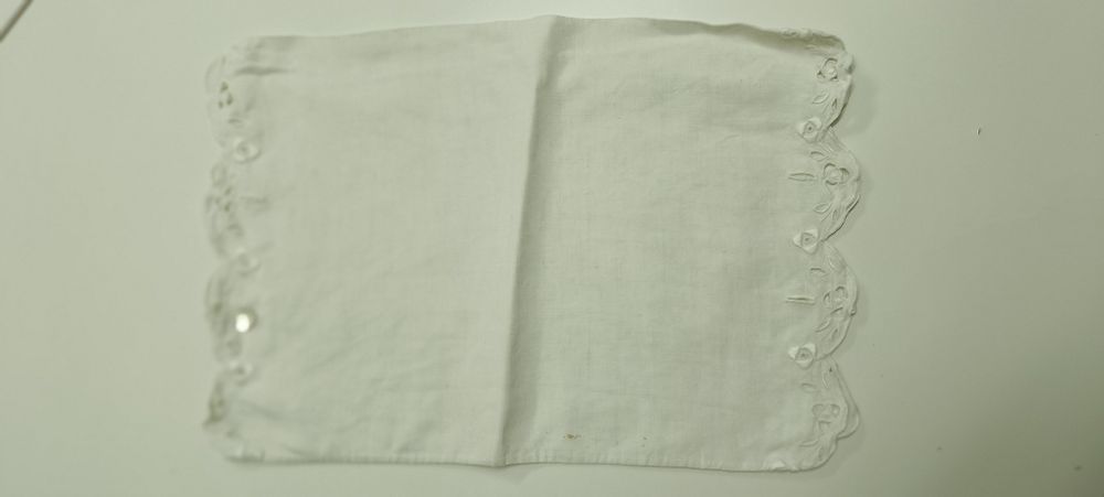 Lençol+fronha para cama de bebé. Bordado à mão