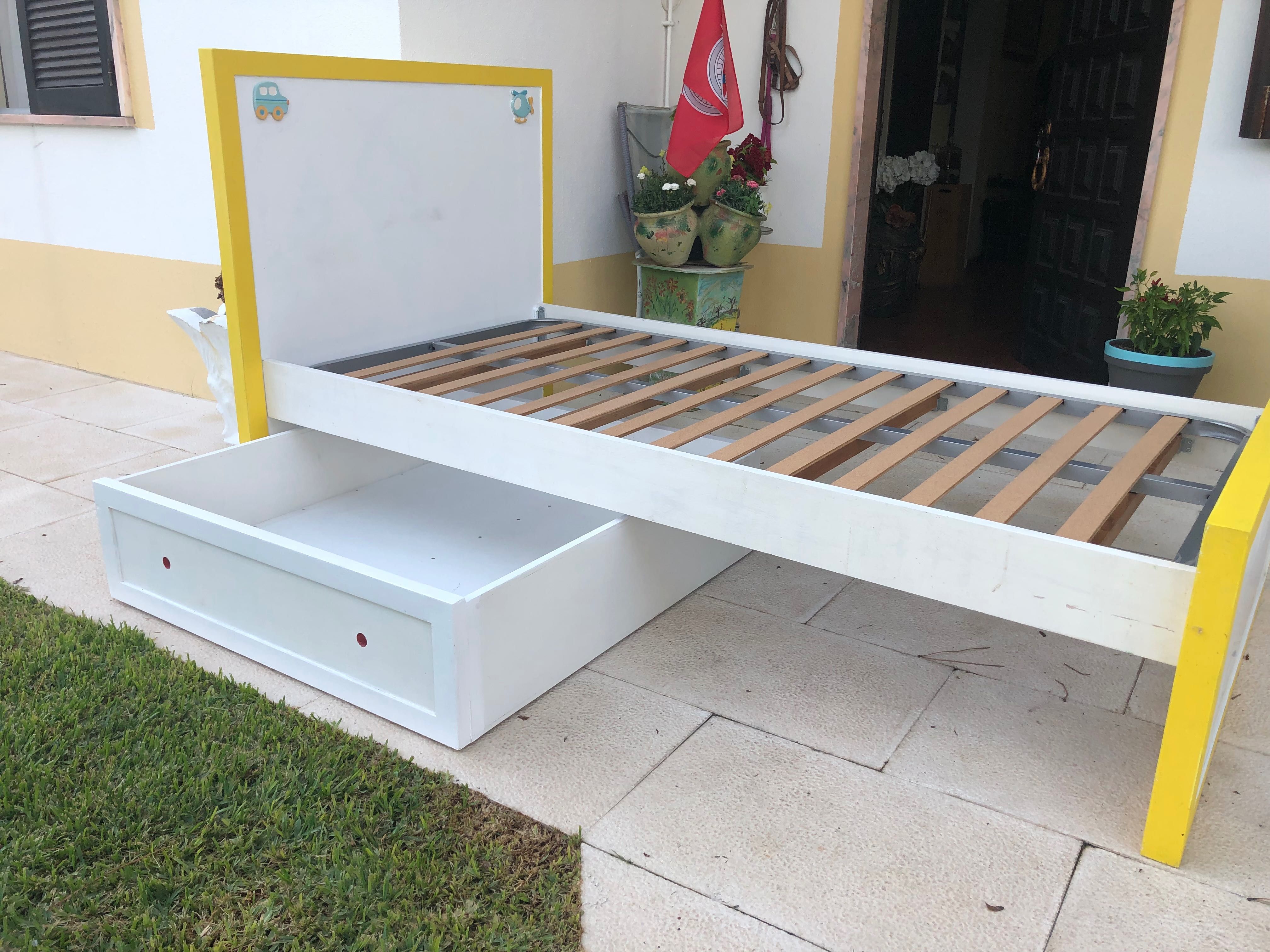 Cama solteiro com gavetões