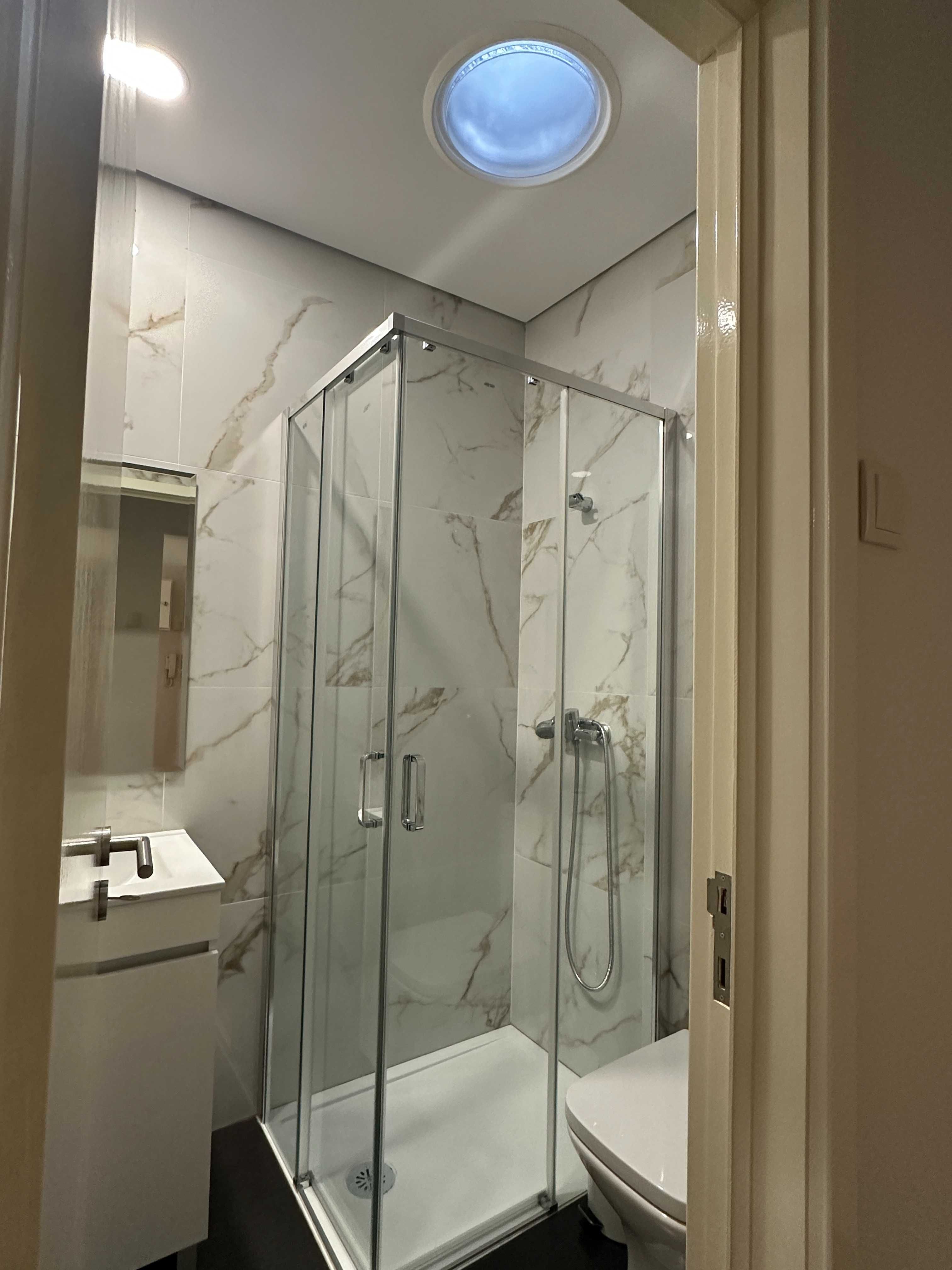 Fabuloso Quarto individual com WC. Excelente localização | Homem/Rapaz