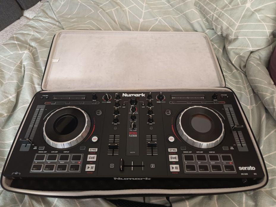 Kontroler mikser DJ Numark MixTrack Platinum + futerał