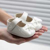 Białe buciki niechodki niemowlęce z kokardą 10,5 cm