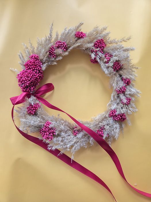 Jesienny wianek na drzwi dekoracja kwiatowa beżowo-różowa