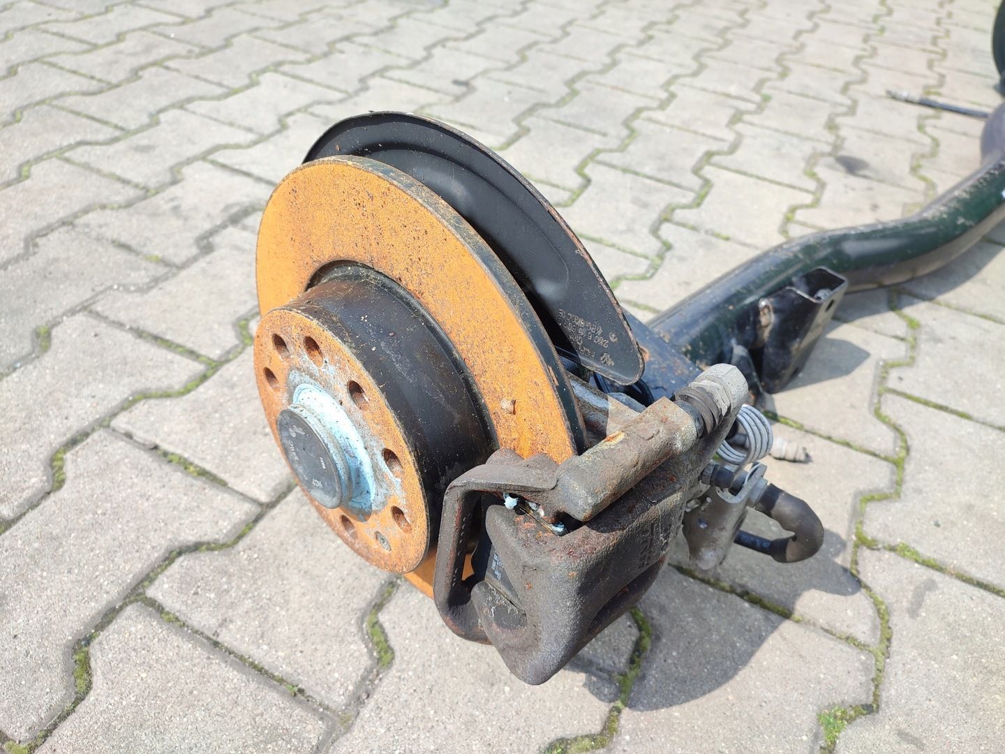 VW CADDY 2K5 BELKA OŚ ZAWIESZENIE TYŁ KOMPLETNE 2K5500051BS