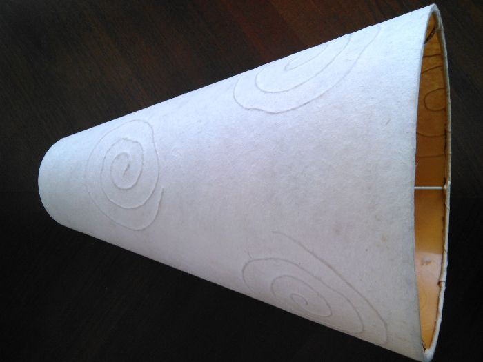 Abajur comprido em forma de cone, cor bege claro