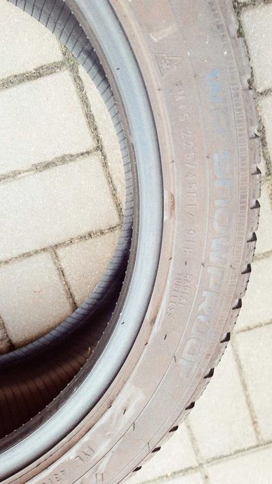 sprzedam opony zimowe Nokian 225/45/17