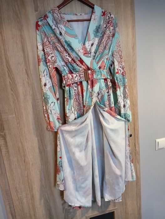 Sukienka wzorzysta kolor miętowy z dodatkiem paska