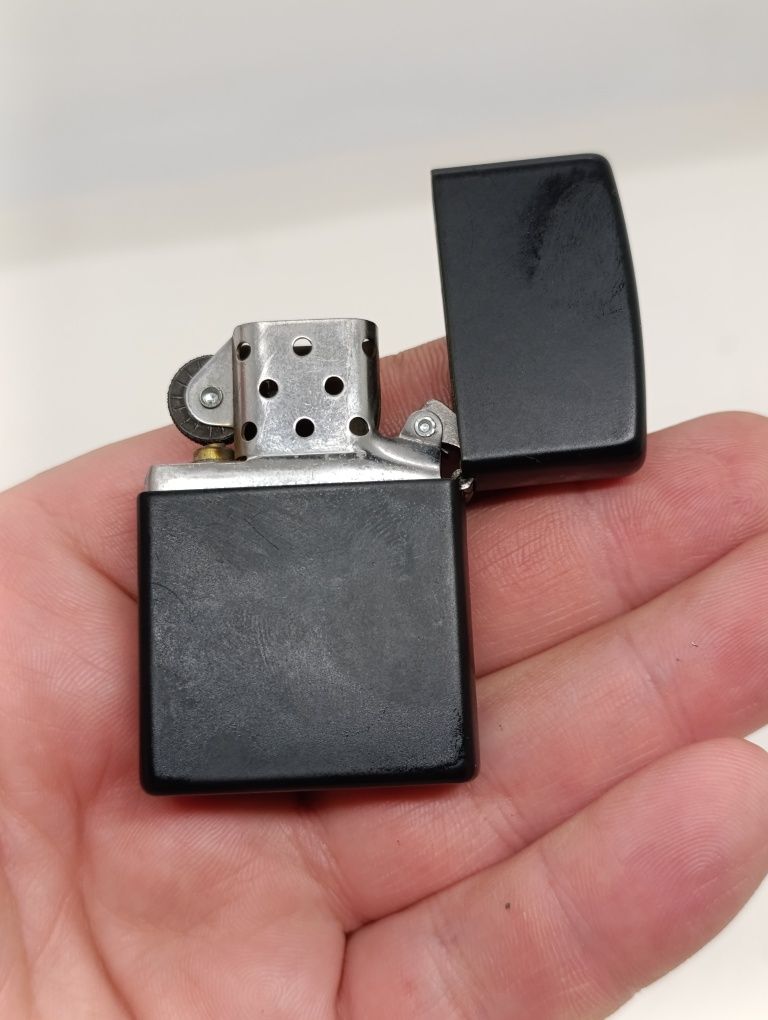 Чорна бензинова запальничка зіппо zippo black 218 зажигалка зиппо