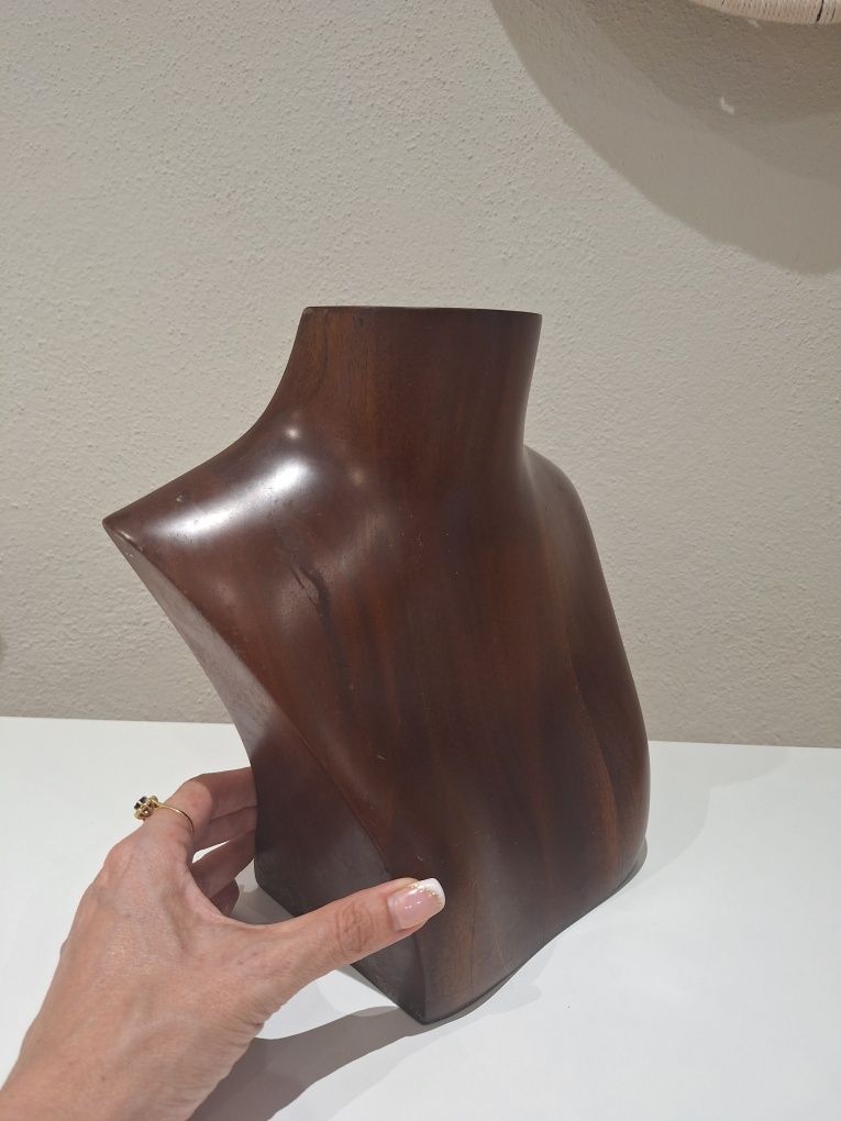 Busto em madeira para exposição de colares