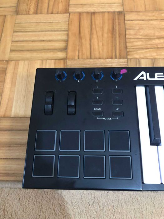 Controlador Alesis v61