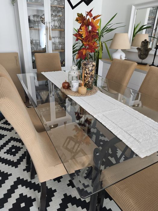 Mesa de Sala com oferta das cadeiras