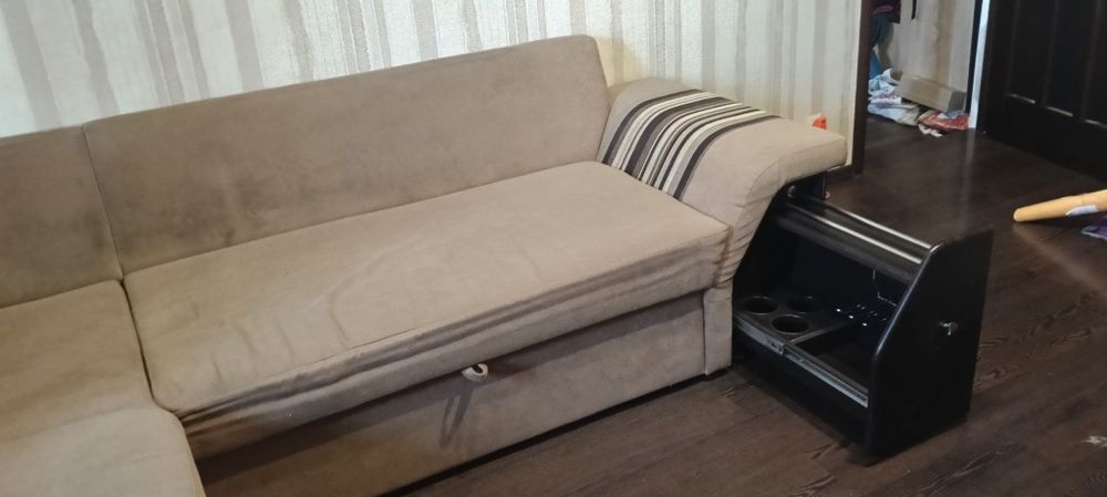 Диван угловой раскладной с баром и большим пуфом большой б/у