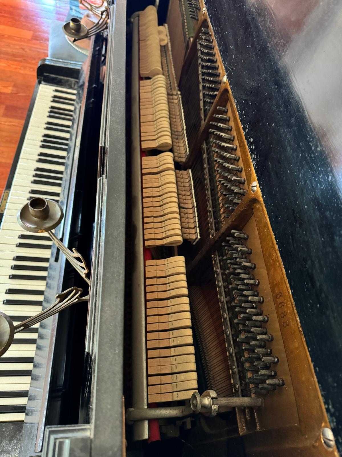 Piano preto vertical com banco - Não funciona, apenas para decoração!