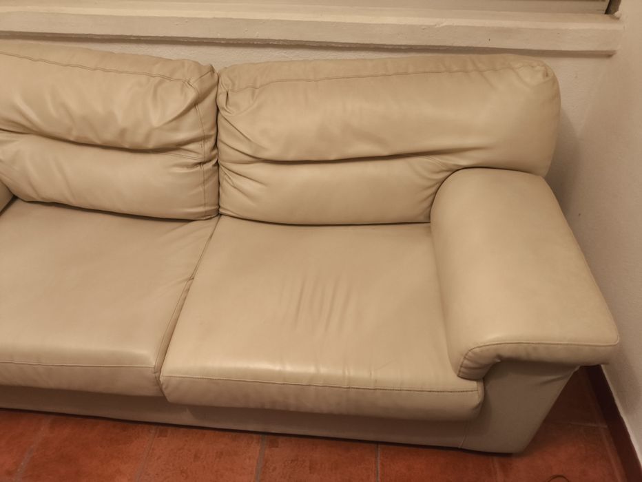 Sofá em Pele Bege – Confortável e Bem Tratado