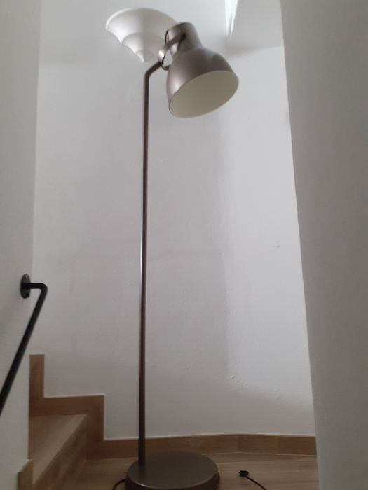 Candeeiro de pê em metal