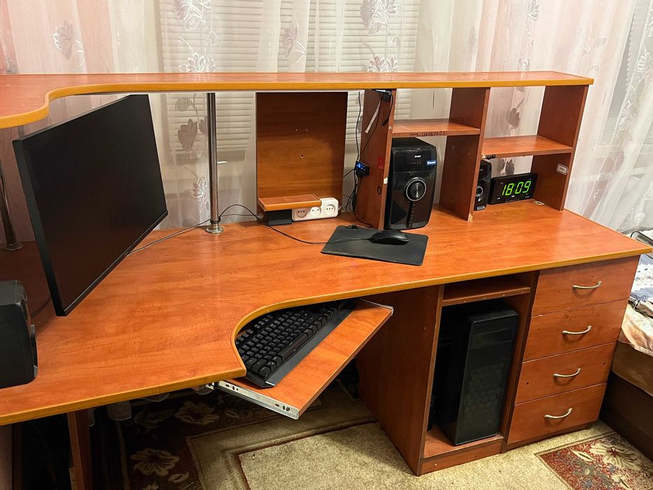 Комп'ютерний офісний стіл