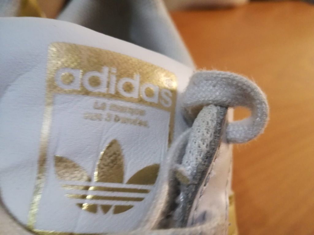 Sapatilhas Adidas Superstar risca dourada tamanho 38