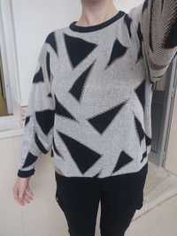 Sweaters - size M