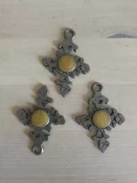 3 cruzes em metal e pedras para colares e pendentes