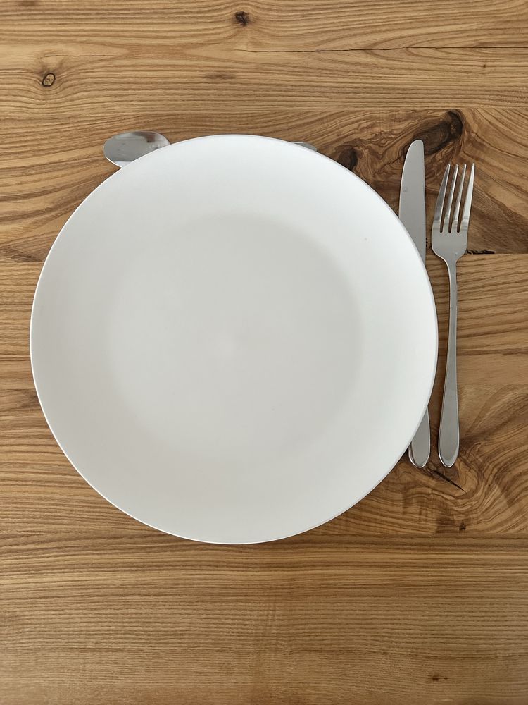 Talerze biala porcelana plus sztucce na 12 osob.