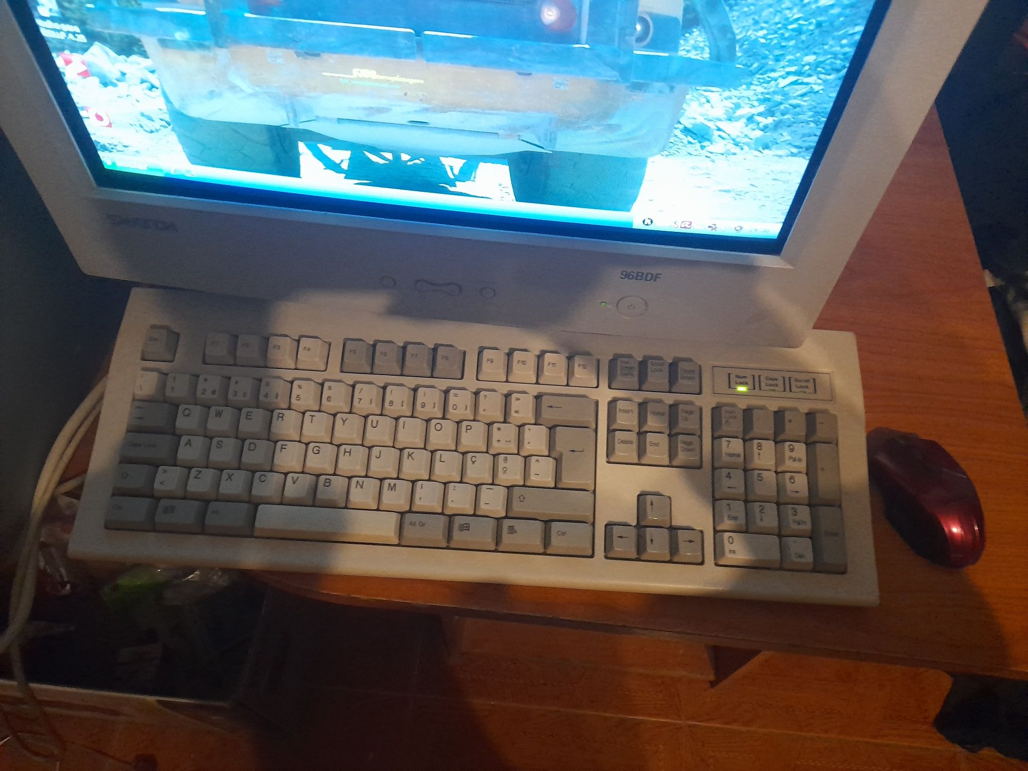 monitor com teclado mais o rato mais a torre e mais a impressora