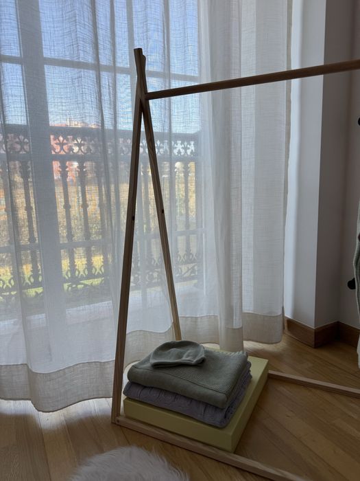 Suporte para cabides para crianças (Montessori)