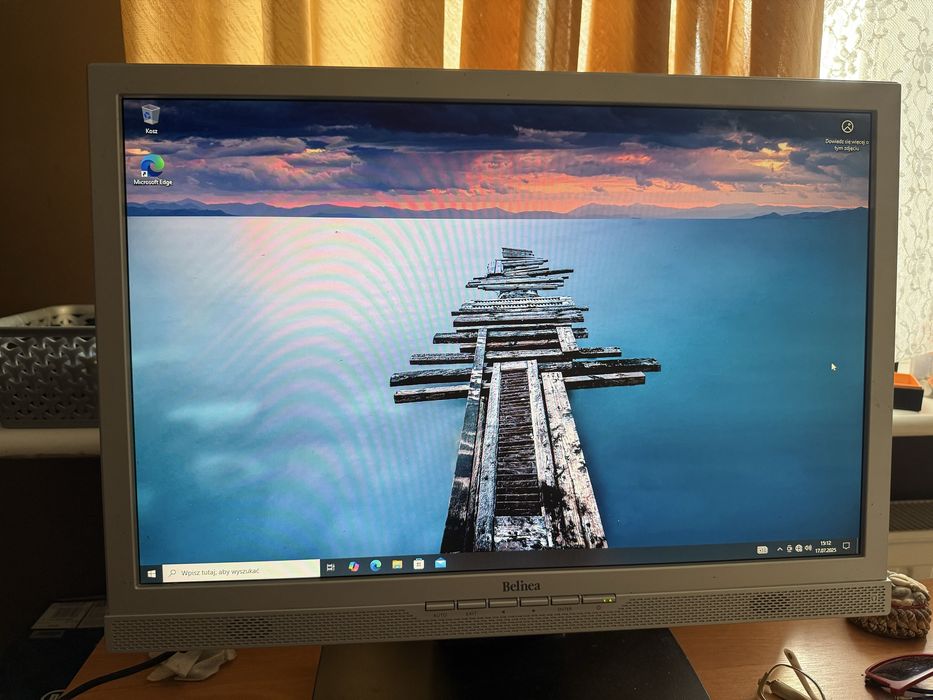 Komputer stacjonarny z monitorem, klawiaturą i myszką