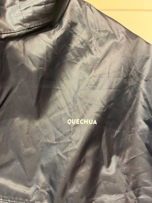 Granatowa przeciwdeszczowa kurtka Quechua Decathlon rozmiar 141-154