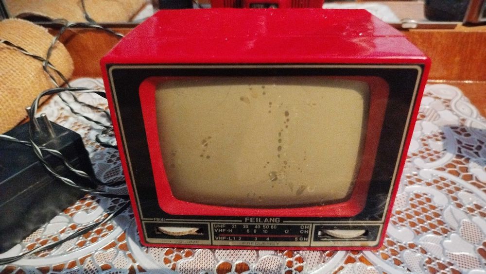 Продам маленький дорожній телевізор