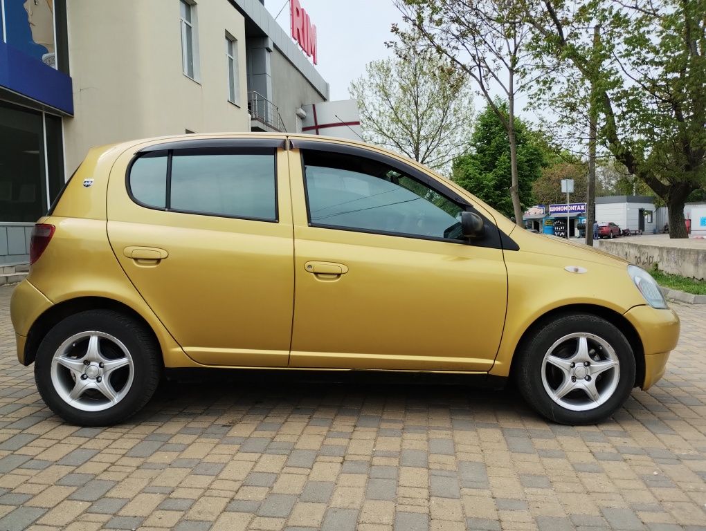 Toyota Yaris 1.0 механика идеал