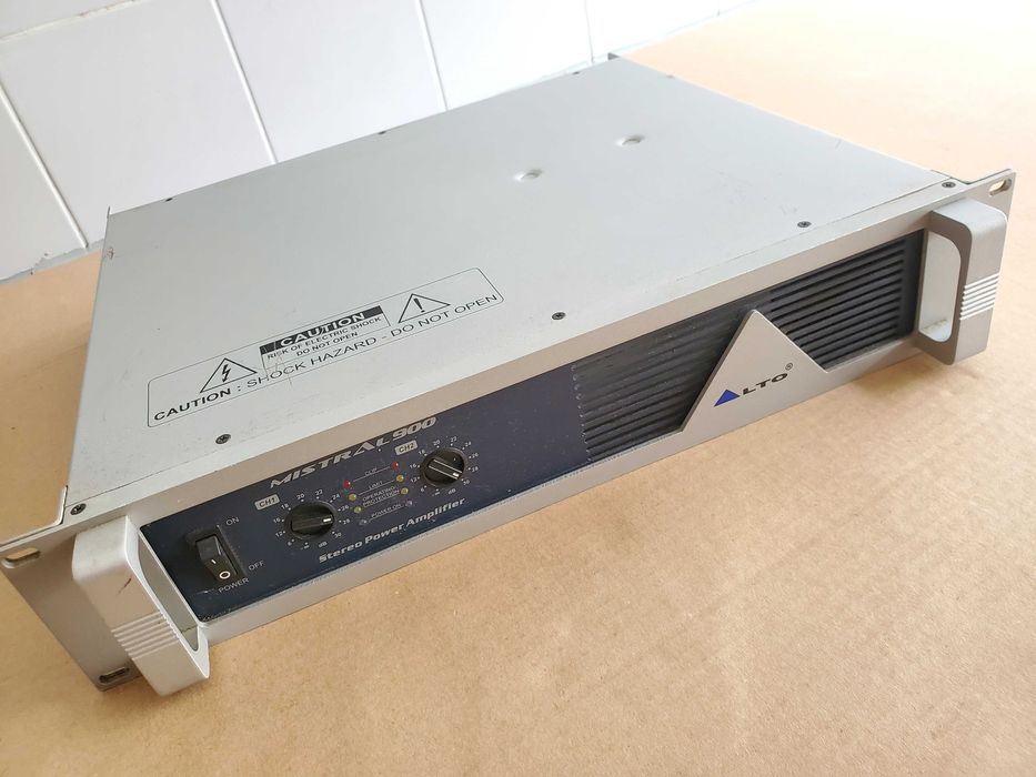 Amplificador de som ALTO MISTRAL, mesa de mistura SPIRIT e colunas SEC