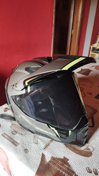 Capacete de mota uasado