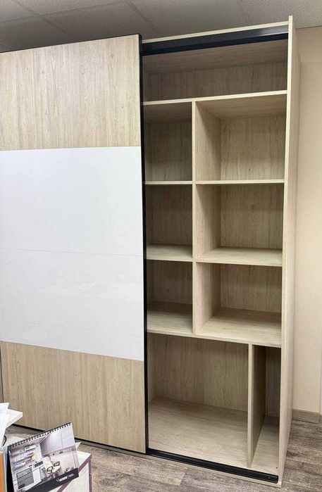 Продається виставкова шафа