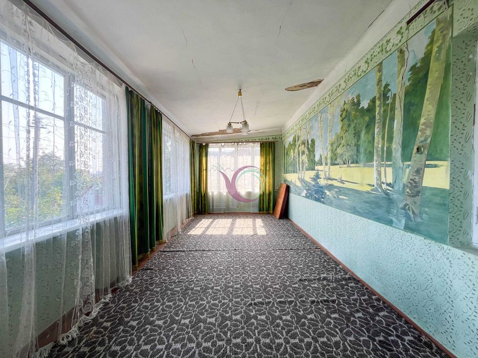 Продається окремостоячий будинок  з садом та гаражем на території.