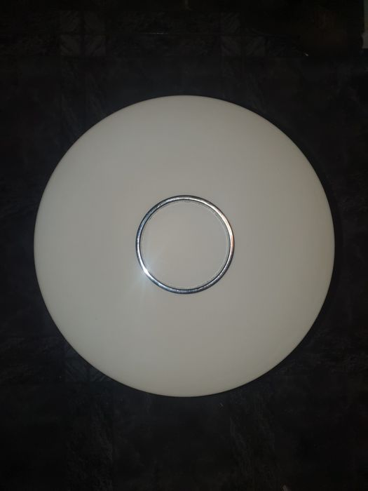 Lampa spodek na sufit