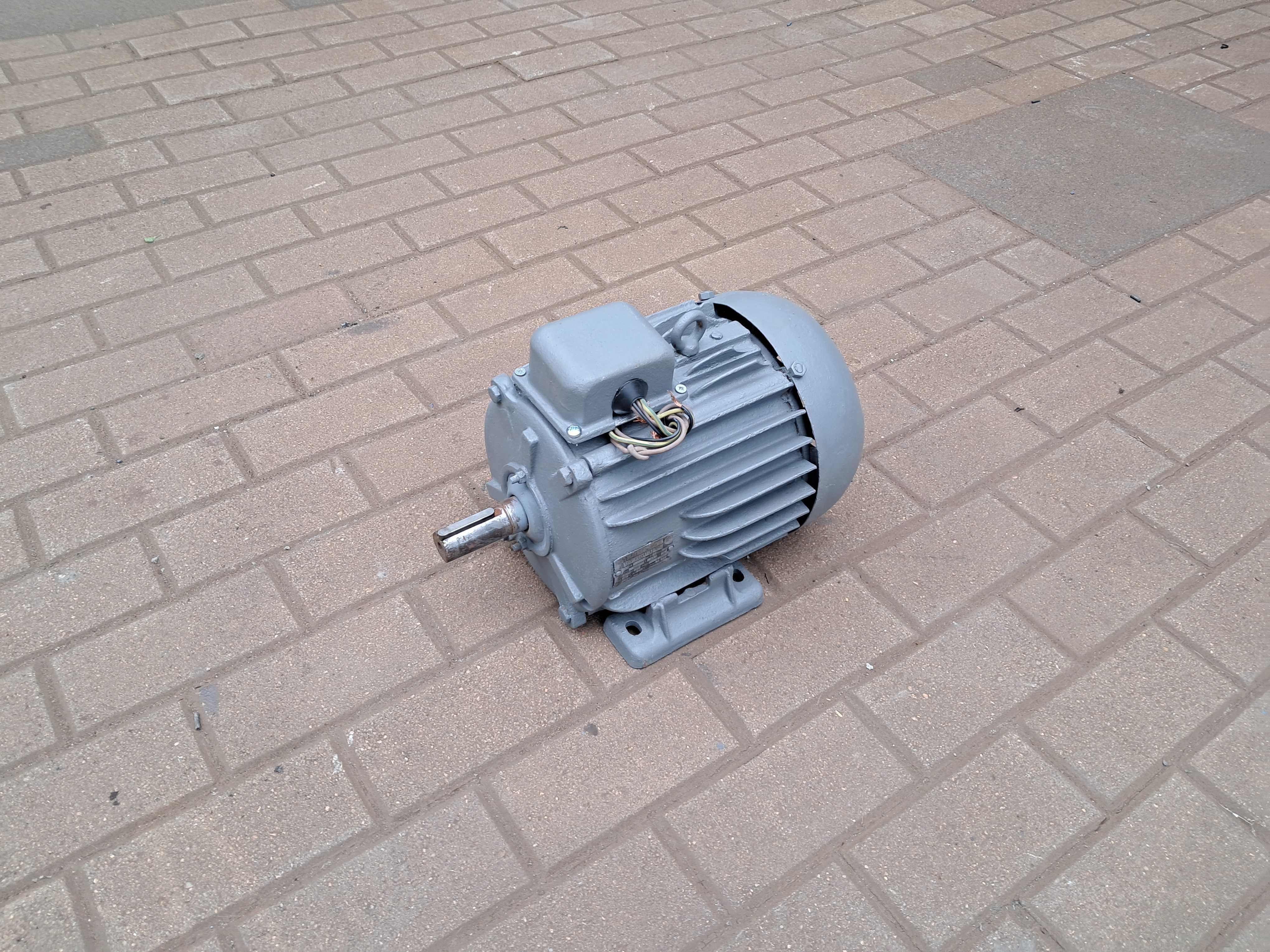 Silnik elektryczny wolnoobrotowy  1,5kw 950 obrotów Polski .Wysyłka