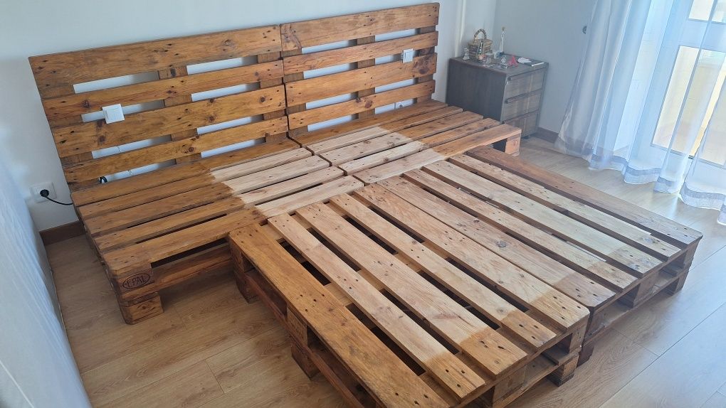 Cama de casal feita em paletes