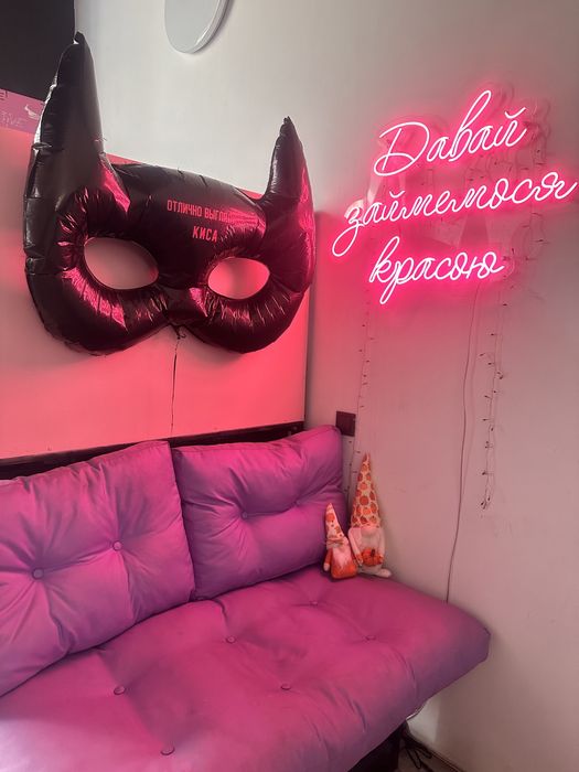 Ресепшн, диван, визажное зеркало