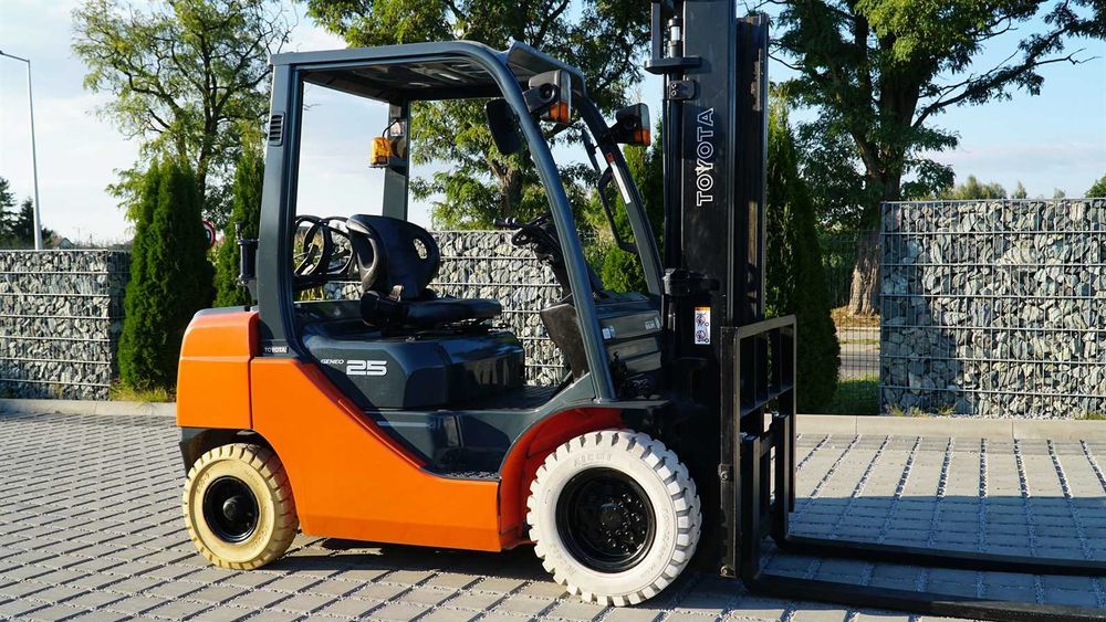 2500 kg, benzyna (!) + LPG , wagi, japoński wózek Toyota 02-8FG25