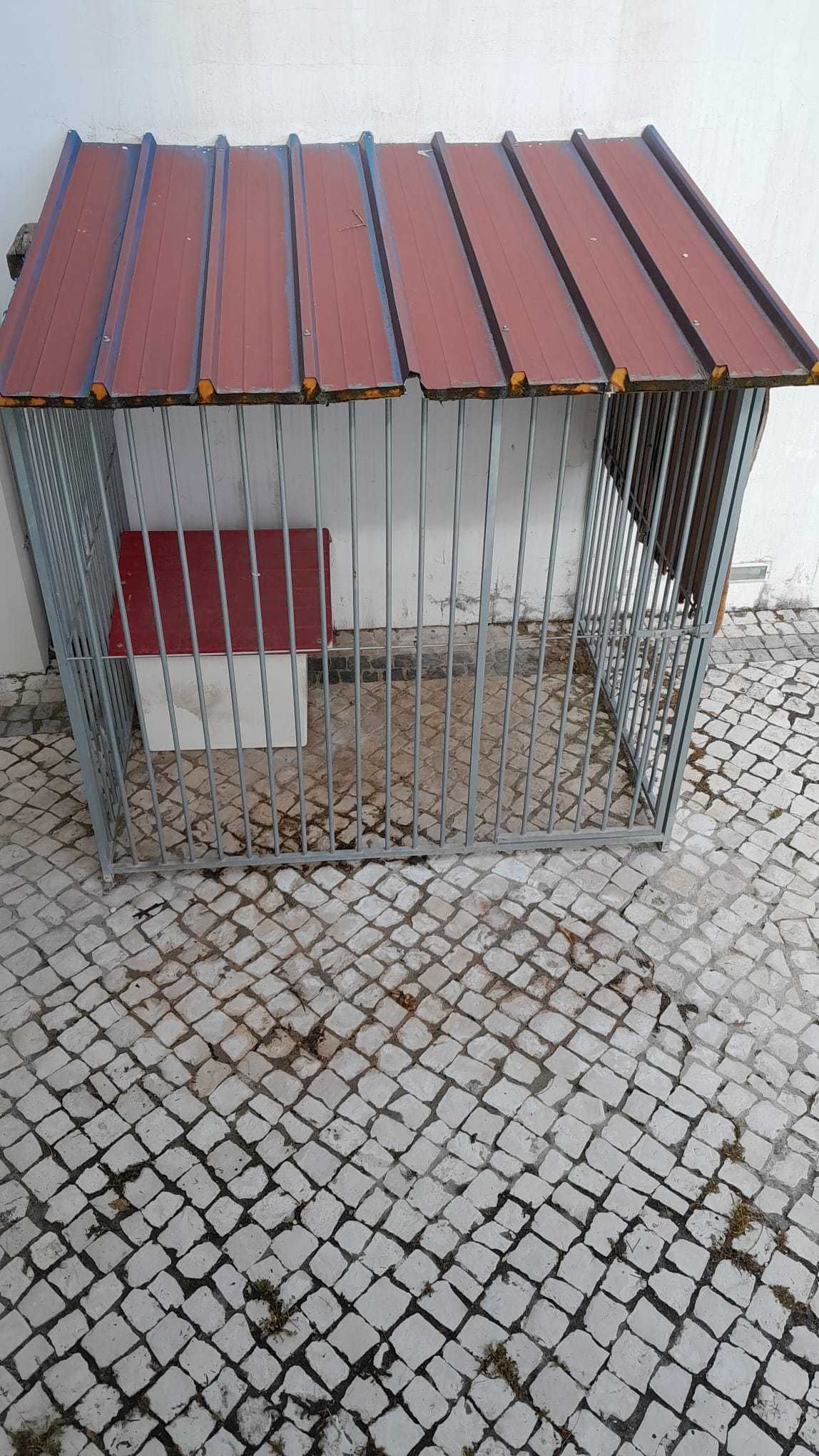 Canil metálico com telhado