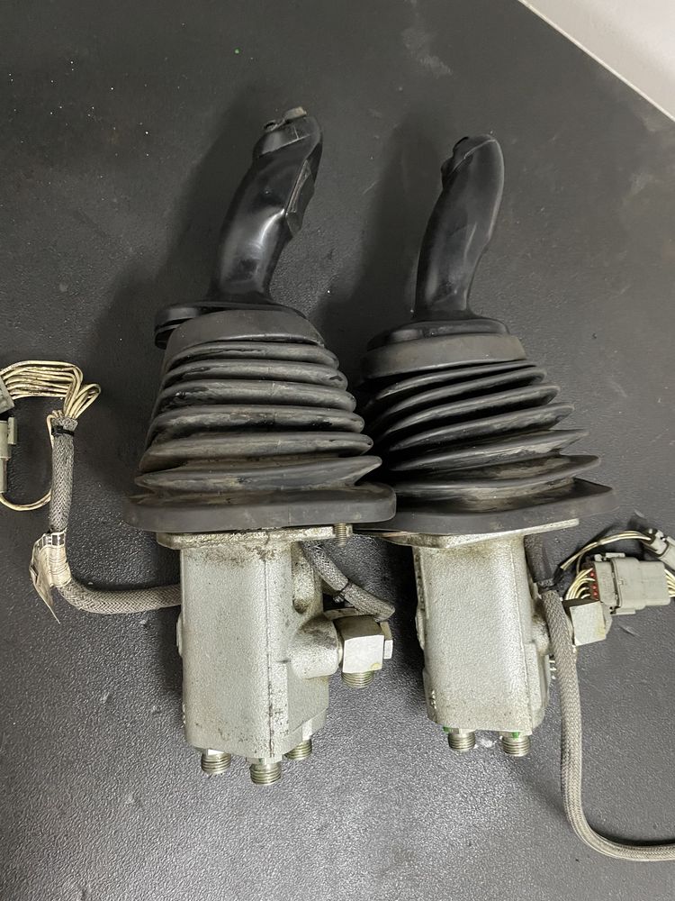 Liebherr joysticki do koparki liebherr r914C komplet