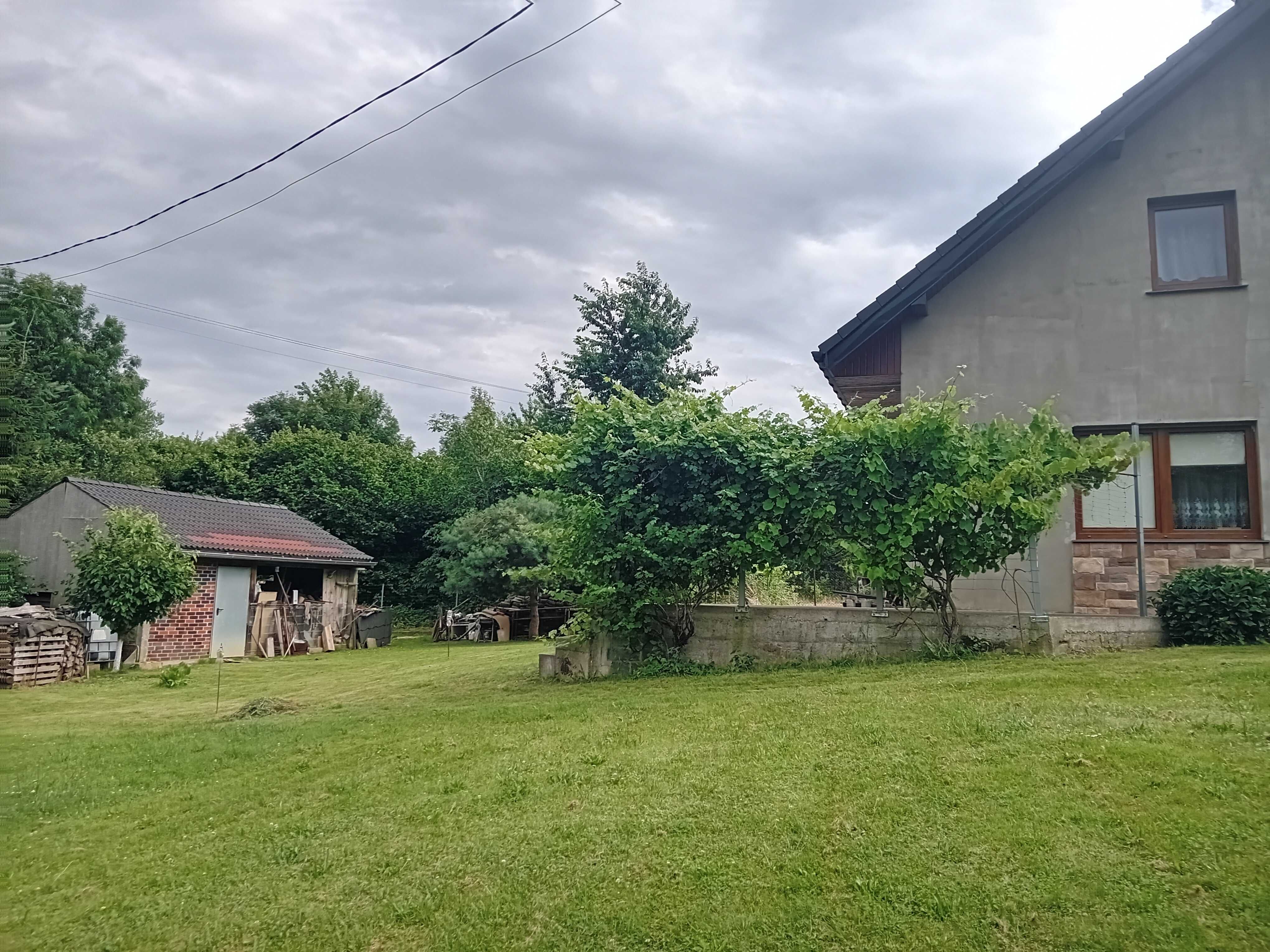 Dom na wsi, z dala od miasta
