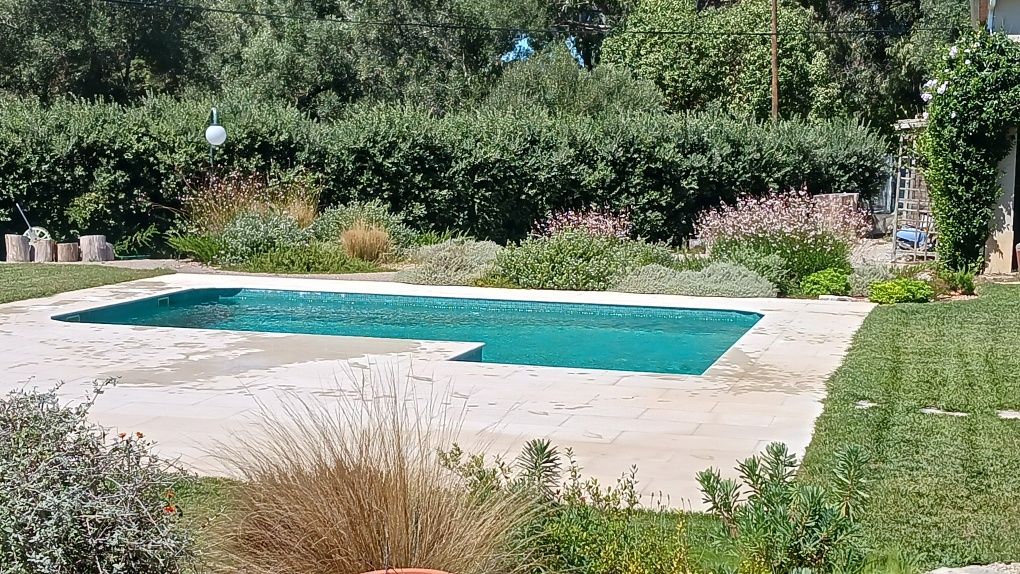 Manutenção de piscinas, limpeza e recuperação  de piscinas